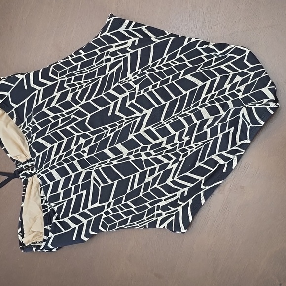 LA BLANCAL Black and Cream Swimsuit One Piece Halter - Picture 2 of 5